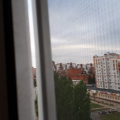 Ужасно. Кривые косые подоконники, замерзающие окна зимой.